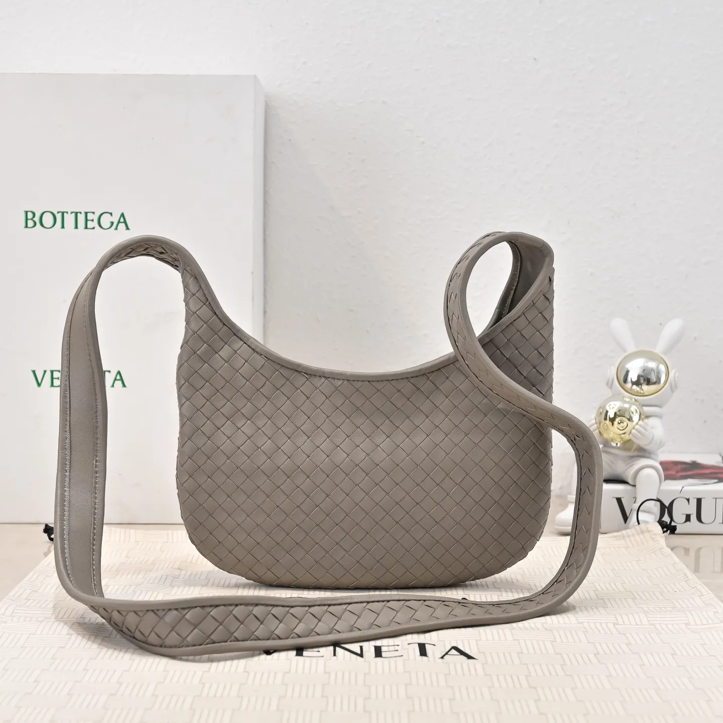Batch 1660 BV intricate woven leather crossbody bag. Practical design. Made of soft cowhide weaving technology. The upper body has a high-end feel [Victory] zipper opening and closing method, which makes it more secure. It is light and comfortable to use. The crossbody shape is large enough and has full fashion attributes. ‼ ️Regardless of men and women, it is super versatile for any crowd or scene. Size: 27*17*2.5cm Model: 6918